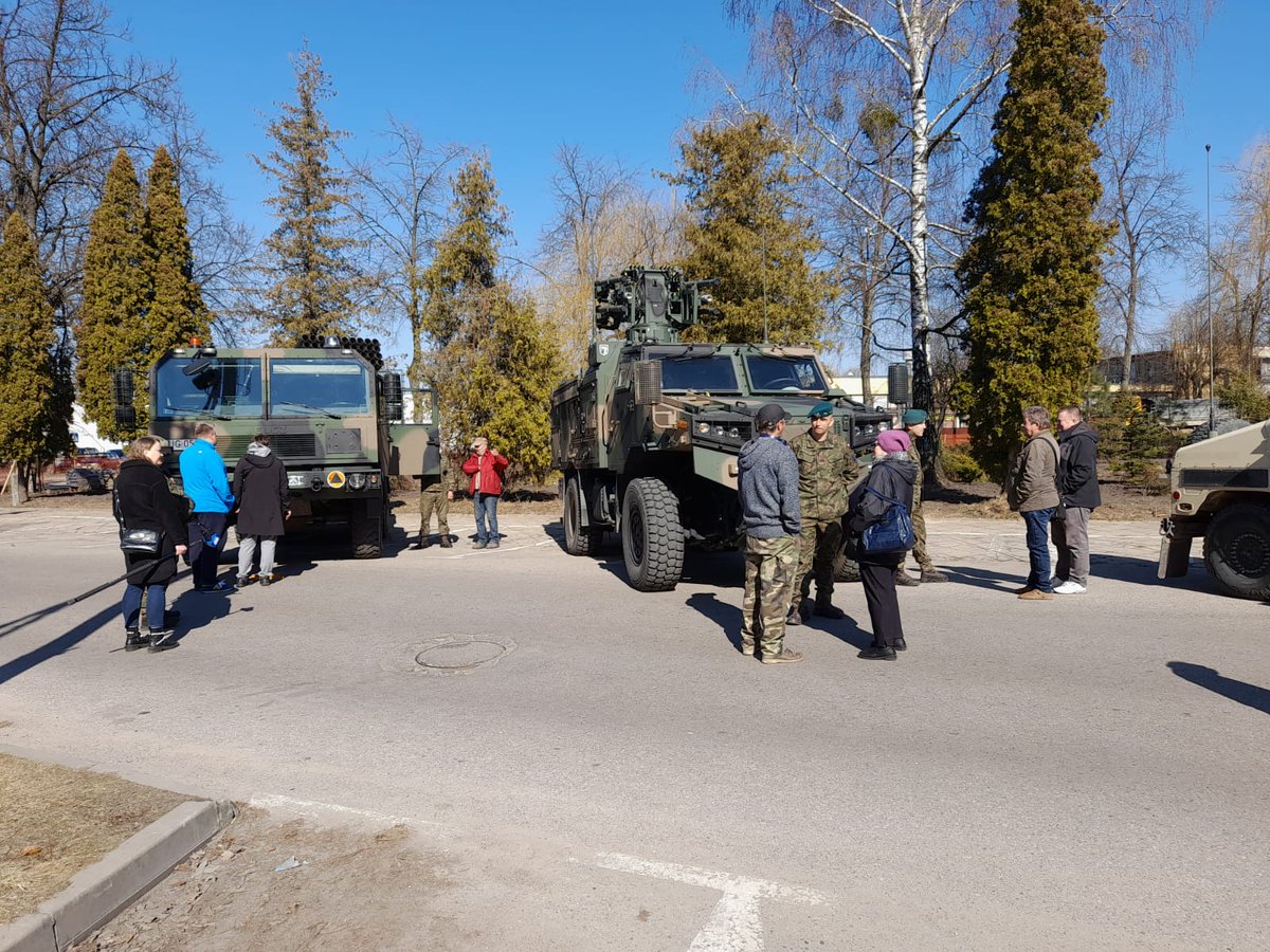 WCR_Bielsk_Podl's tweet photo. Jesteśmy w Hajnówce do godziny 15.00📣
Zapraszają żołnierze z #15GBZ 🇵🇱 @ZAWISZACY oraz wojsk sojuszniczych #NATO🇺🇸🇬🇧
Wspólny punkt utworzyli przedstawiciele #WKU #14blp #kadeci z #1LO w Hajnówce ‼
A już JUTRO widzimy się w Narewce 💪 https://t.co/AGmNv9qHYU