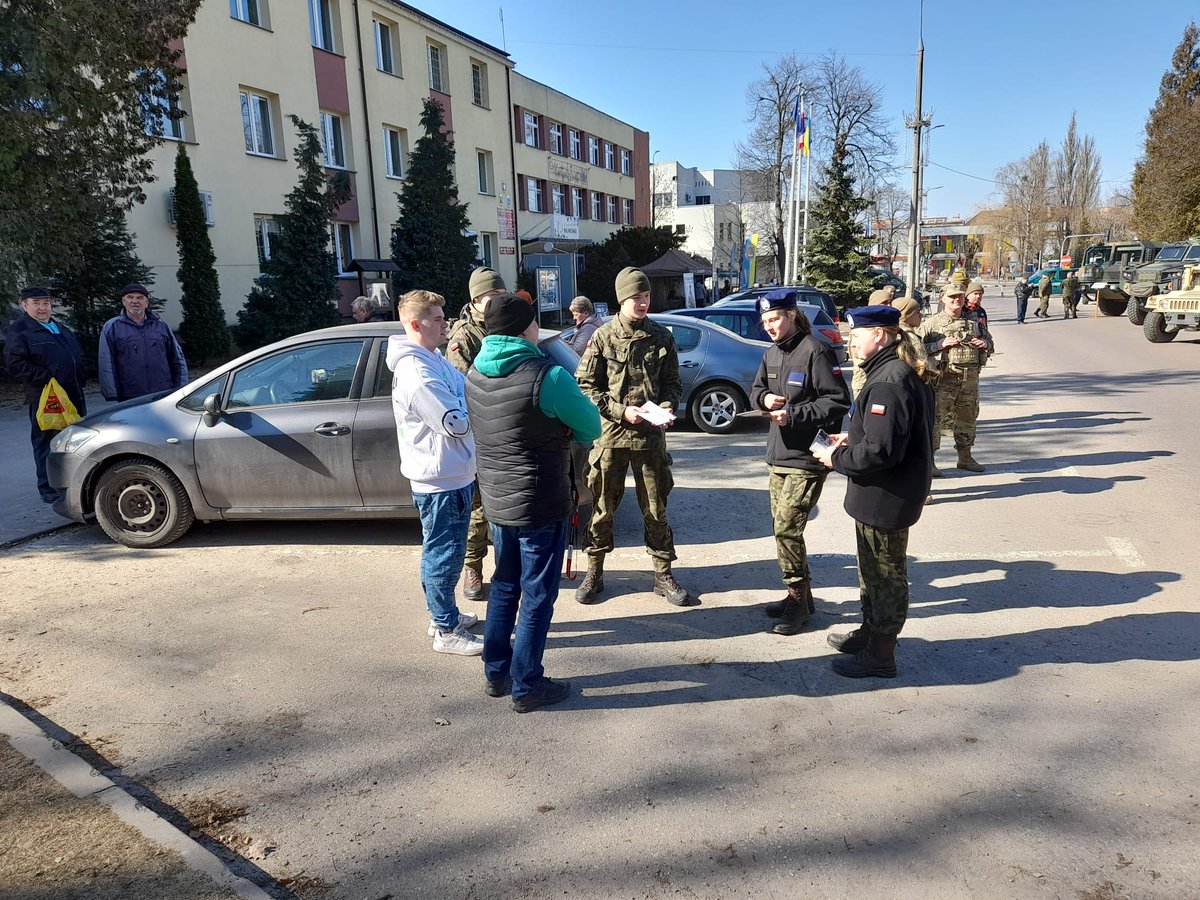 WCR_Bielsk_Podl's tweet photo. Jesteśmy w Hajnówce do godziny 15.00📣
Zapraszają żołnierze z #15GBZ 🇵🇱 @ZAWISZACY oraz wojsk sojuszniczych #NATO🇺🇸🇬🇧
Wspólny punkt utworzyli przedstawiciele #WKU #14blp #kadeci z #1LO w Hajnówce ‼
A już JUTRO widzimy się w Narewce 💪 https://t.co/AGmNv9qHYU