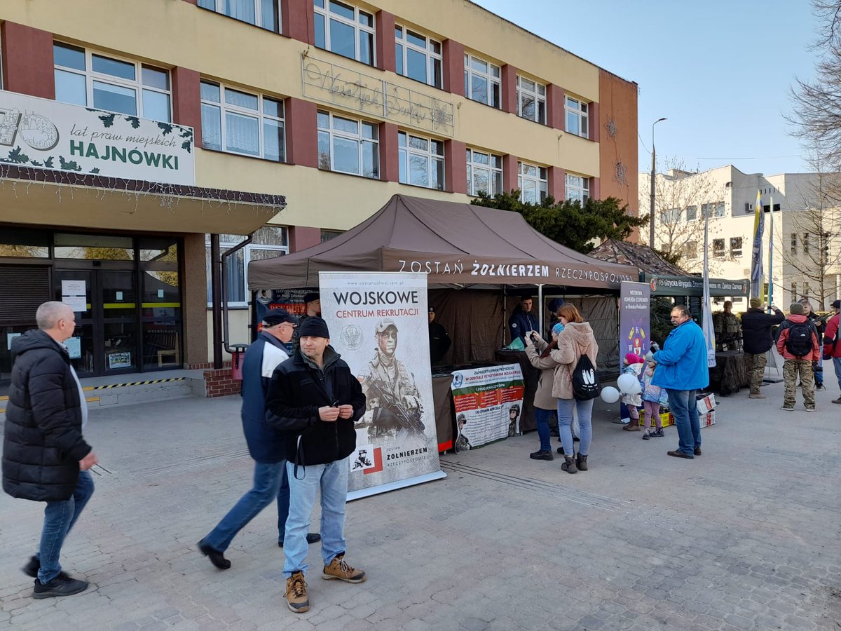 WCR_Bielsk_Podl's tweet photo. Jesteśmy w Hajnówce do godziny 15.00📣
Zapraszają żołnierze z #15GBZ 🇵🇱 @ZAWISZACY oraz wojsk sojuszniczych #NATO🇺🇸🇬🇧
Wspólny punkt utworzyli przedstawiciele #WKU #14blp #kadeci z #1LO w Hajnówce ‼
A już JUTRO widzimy się w Narewce 💪 https://t.co/AGmNv9qHYU