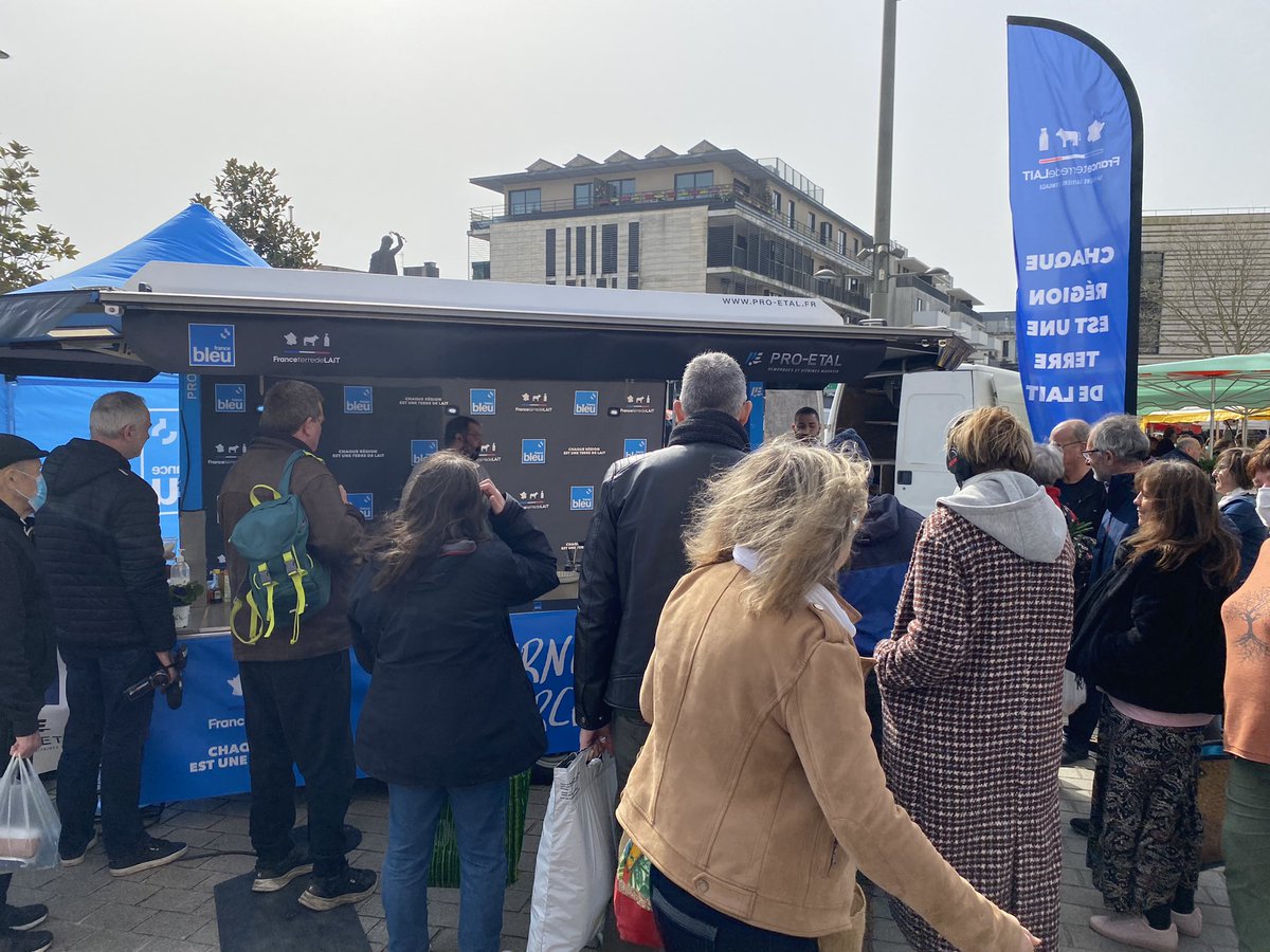 thomdemol's tweet photo. La tournée @francebleu des marchés est à @merignac aujourd’hui avec @Bleu_Gironde La cuisine en circuit-court du chef Quentin Merlet et @BellelleIw ! Rdv Demain dans les #Landes à labouheyre @Bleu_Gascogne  #bordeaux #gironde #circuitcourt #cuisine #marché https://t.co/USLUFcfDn7