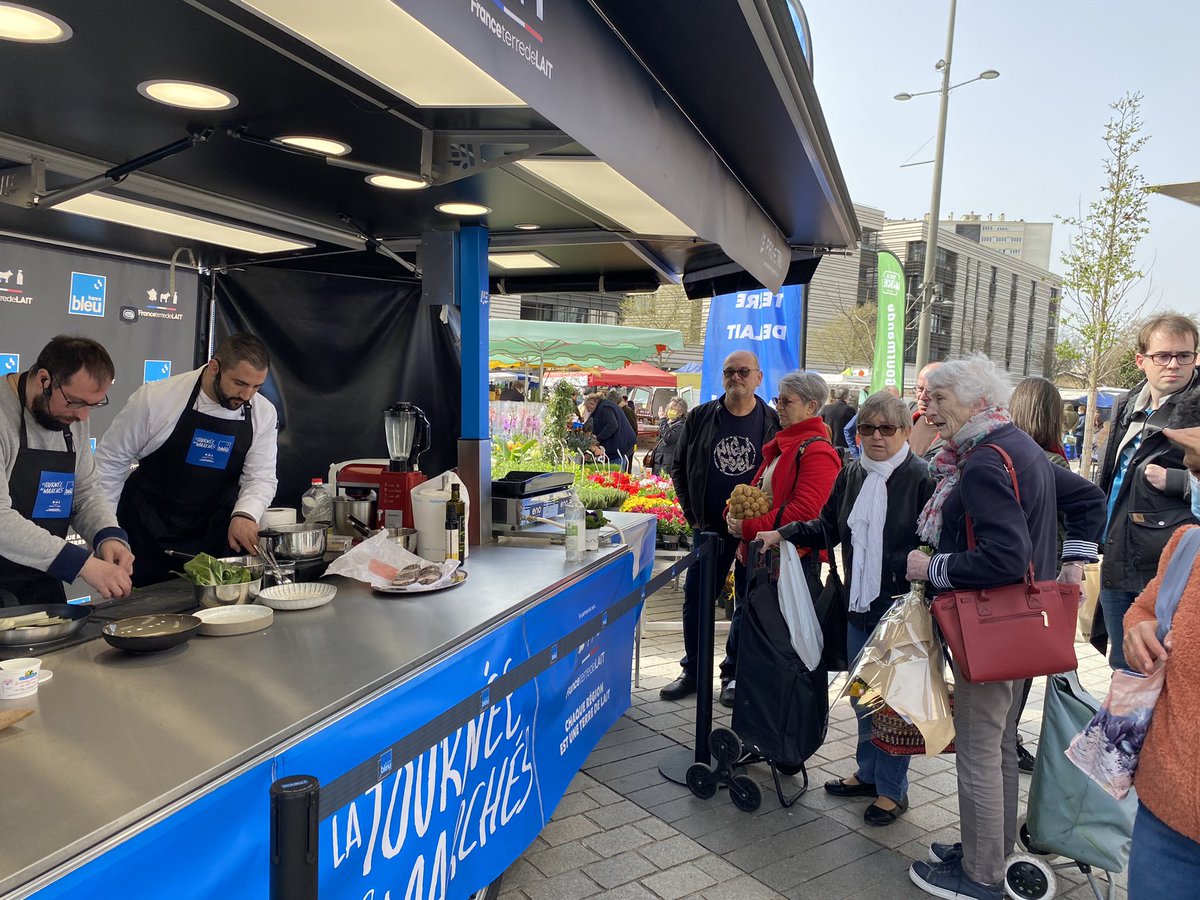 thomdemol's tweet photo. La tournée @francebleu des marchés est à @merignac aujourd’hui avec @Bleu_Gironde La cuisine en circuit-court du chef Quentin Merlet et @BellelleIw ! Rdv Demain dans les #Landes à labouheyre @Bleu_Gascogne  #bordeaux #gironde #circuitcourt #cuisine #marché https://t.co/USLUFcfDn7
