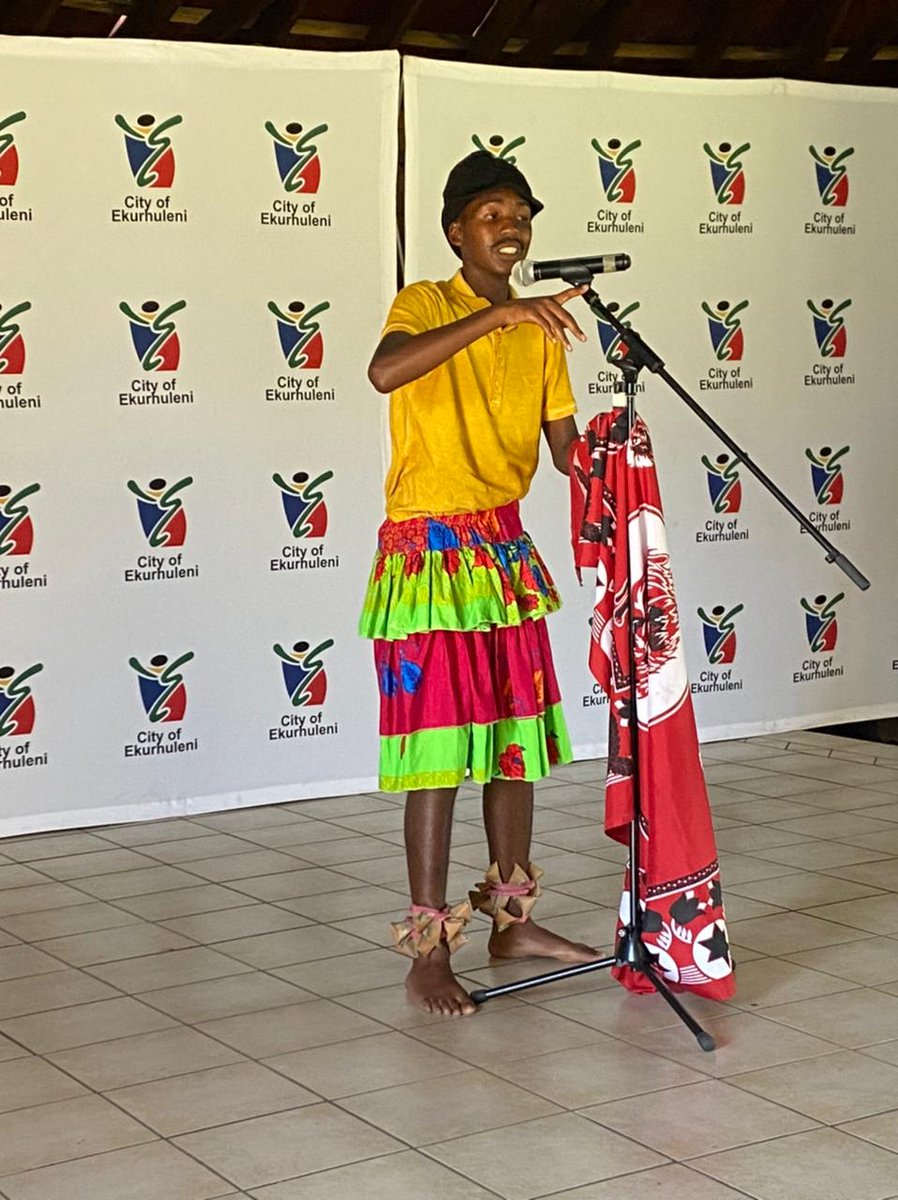 City_Ekurhuleni's tweet photo. Ekurhuleni Slam poetry
Aspiring poet and participant at the Ekurhuleni Slam Poetry, Asambe Mbuzi from Daveyton, delivering his piece on stage flaunting his poetic skills. #Slampoetry #Coearts #SouthAfricanLibraryWeek https://t.co/Uz7EhK7LFQ