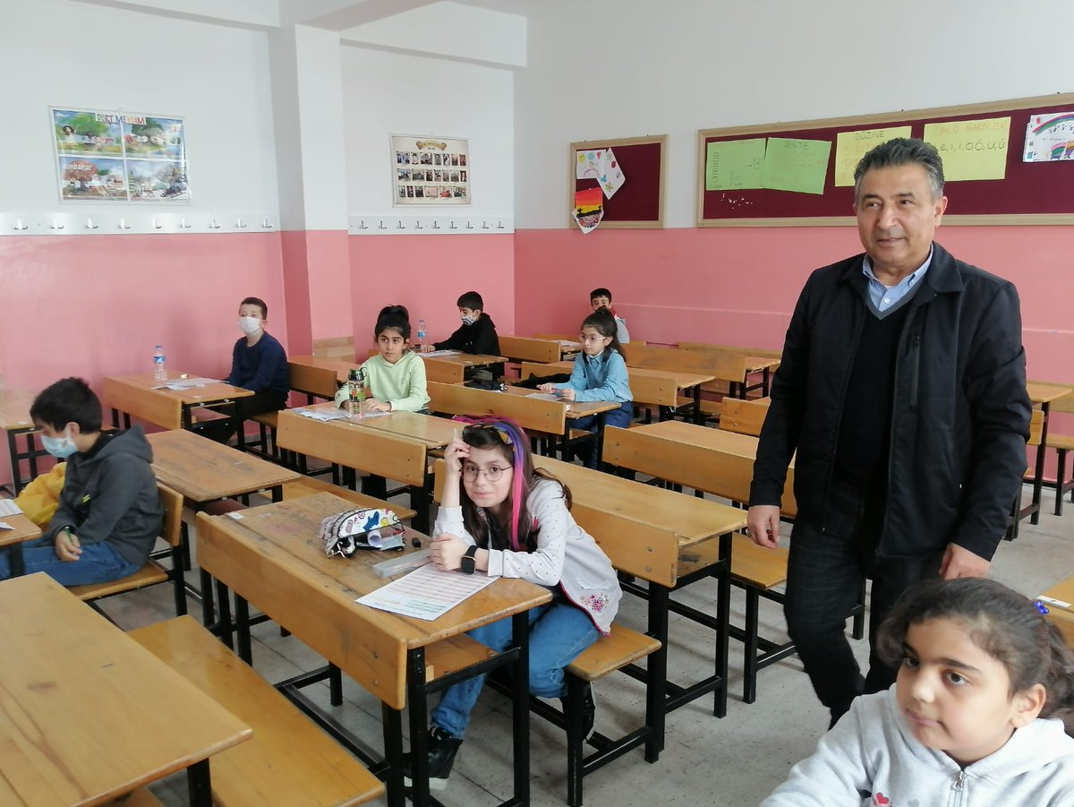 RahmiGuney's tweet photo. BİLSEM genel zihinsel yetenek ön değerlendirme sınavının sınavı ikinci oturumda okulumuzu ziyaret ettik,öğrencilerimize  başarılar diledik.Hepsi kendinden emin ne yaptıklarının farkında ve çok mutlu görünüyorlardı🎻🎨🔬
@tcmeb 
@bingolvaliligi
@varmik
@bingolmem 
@bingolbilsem https://t.co/PeXGzpG9KL