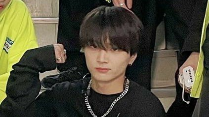 literally sits on the same table #enhypen_jay