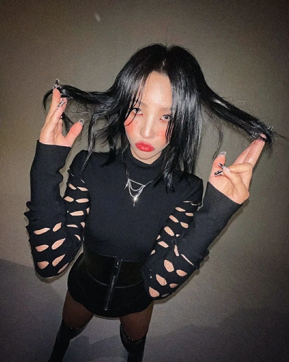2yeonpic's tweet photo. jeon soyeon is the owner of the queendom 🍷 https://t.co/tTh6mAtzsi