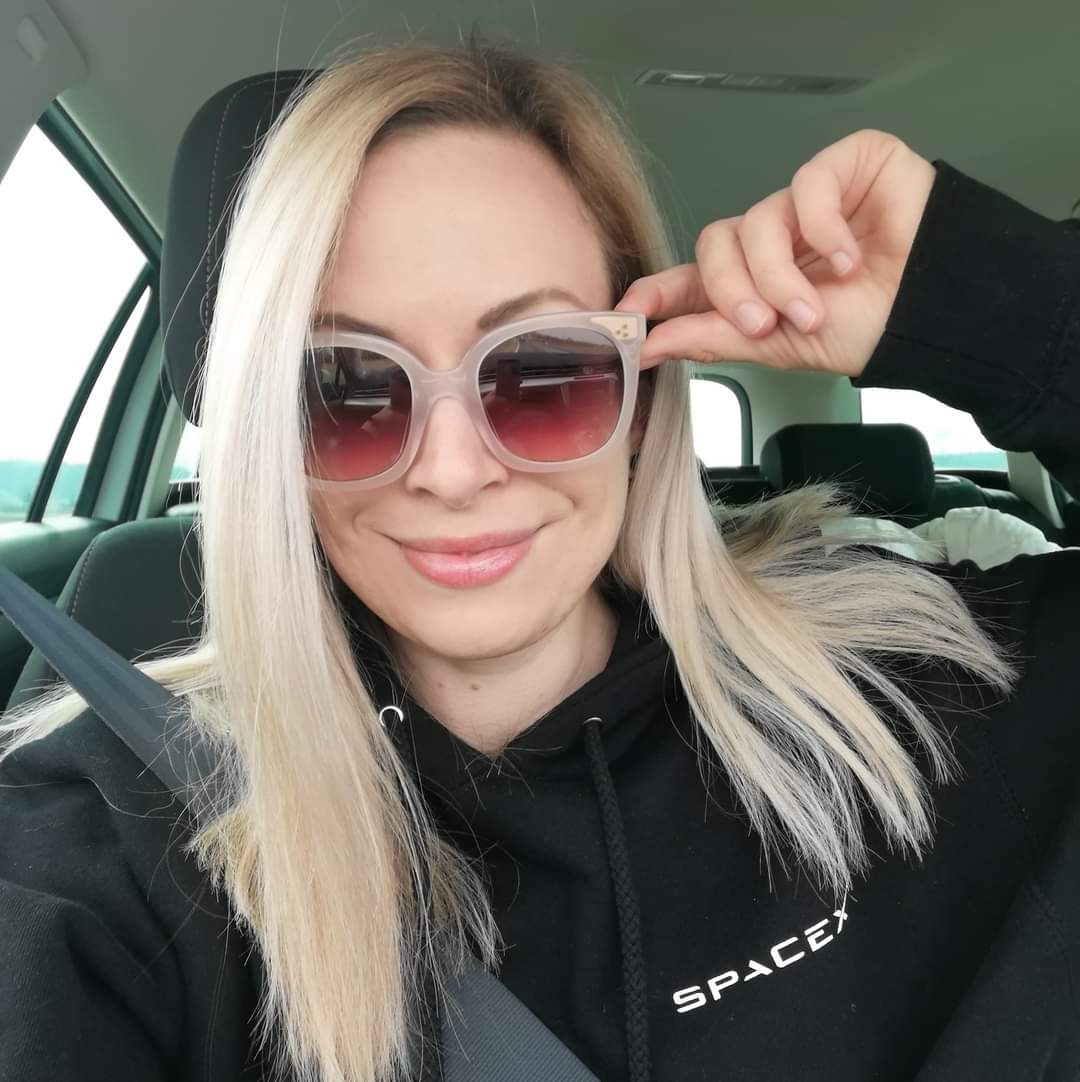 _thisiskarin_'s tweet photo. @SpaceX @elonmusk 🖤 https://t.co/oEsU4c5cKg