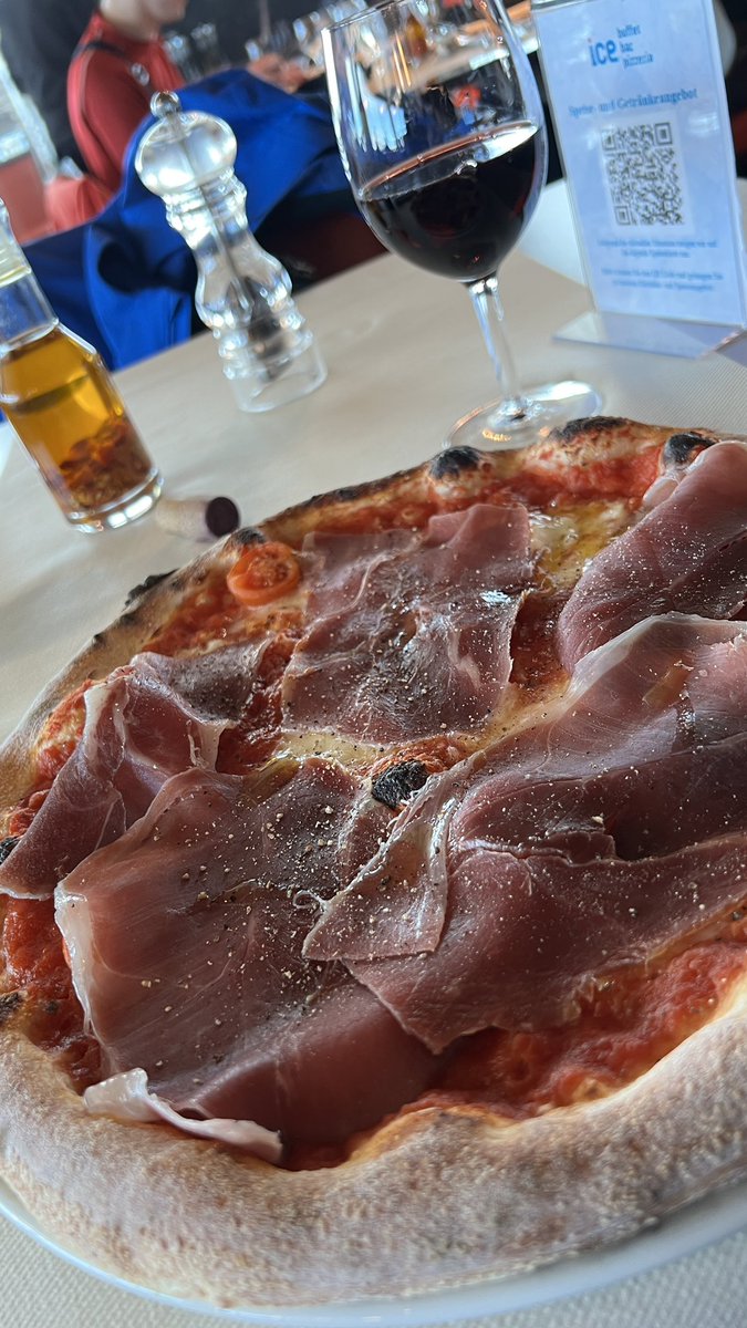 ++ #Eilmeldung ++ #Ski ++ #swissski ++
Am Nebentisch der Herr in #DescenteSkijacke 

Bei den Männern führen WIR jetzt punktemässig gegen Österreich 🇦🇹 
Jetzt müssen es die #Mädchen richten und aufholen 

Hier fällt nicht ein Sack Reis aber meine Flasche Rotwein um Über eine Jacke