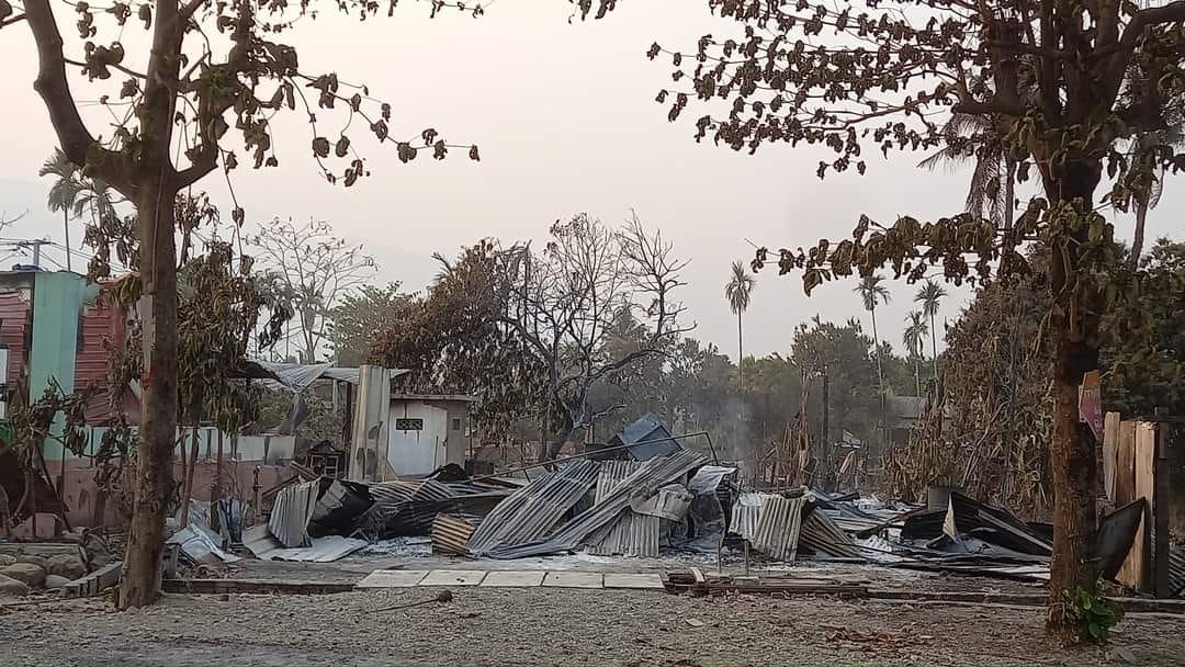 IrrawaddyNews's tweet photo. More than 10,000 villagers from Nat Chaung in Sagaing Region’s Kale displaced by a junta raid are in urgent need of aid. The junta fired artillery at the village, which is home to more than 2,000 households, and torched houses on March 15. 
(Photo: CJ)
 #WhatsHappeningInMyanmar https://t.co/af5zwvJe8Z
