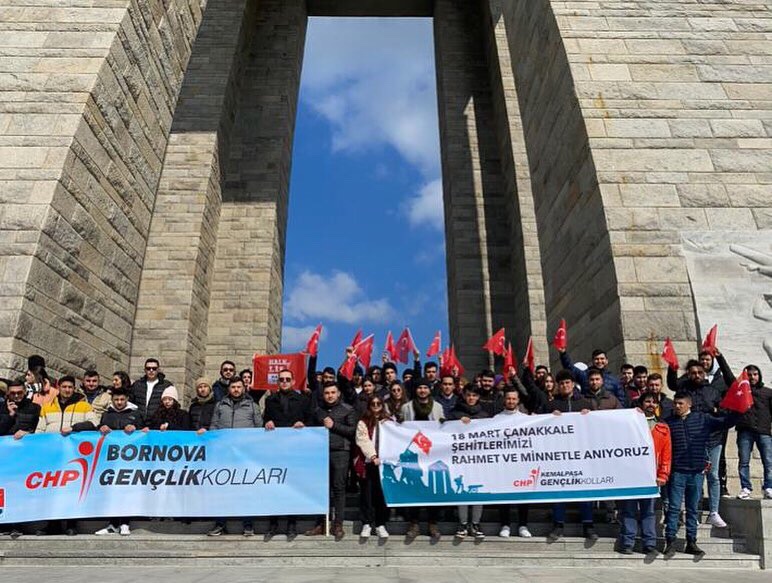 Cumhuriyet Halk Partisi Bornova Gençlik Kolları olarak Çanakkaledeyiz..

Mustafa Kemal Atatürk’ü ve tüm şehitlerimizi bir kez daha minnet ve şükranla anıyoruz..