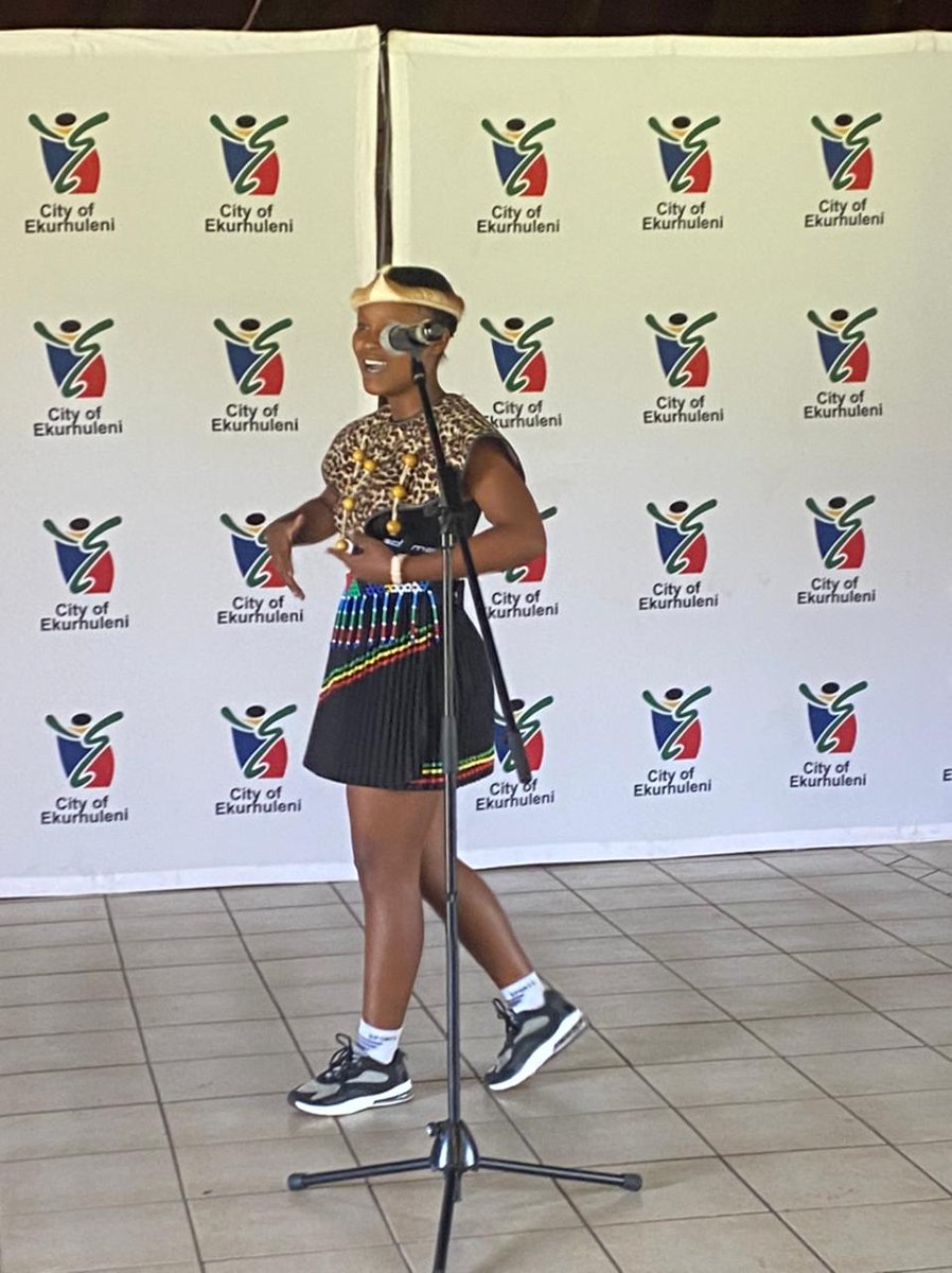 City_Ekurhuleni's tweet photo. NOT JUST LYRICS BUT POETRY
Fezeka Hadebe mesmerising the audience with her isiZulu recital at the Germiston Lapa in the final of the Ekurhuleni Slam Poetry.#Slampoetry #CoEarts #SouthAfricanLibraryWeek https://t.co/TrJjHGZiQv