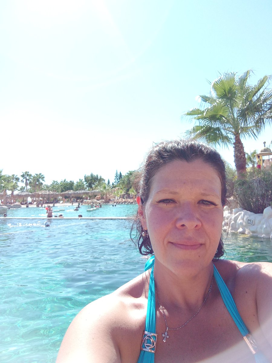 EvaOkat's tweet photo. swim https://t.co/AYF0VyQmOk