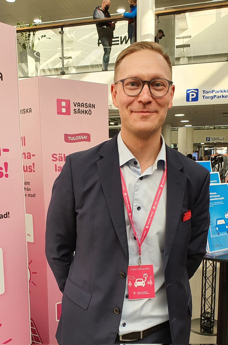 vaasansahko's tweet photo. @hassi_ost: Kun #sähköauto'n laturi on älykäs, ei käyttäjän tarvitse murehtia tehon säätämistä. Älykäs laturi on turvallinen valinta kotilataajalle. Tänään lauantaina näytillä #Rewell'issä klo 15 saakka @vaasansahko:n pian myyntiin tuleva vastuullinen #ecodesign-laturi. https://t.co/JclnQUcCmG