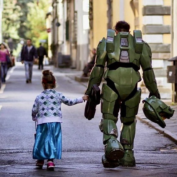 LuccaCandG's tweet image. Tra tutti i lavori che fa un papà ce n’è uno che preferiamo: provare sempre a rendere il mondo un bel posto.

#fathersday #festadelpapà #nowar