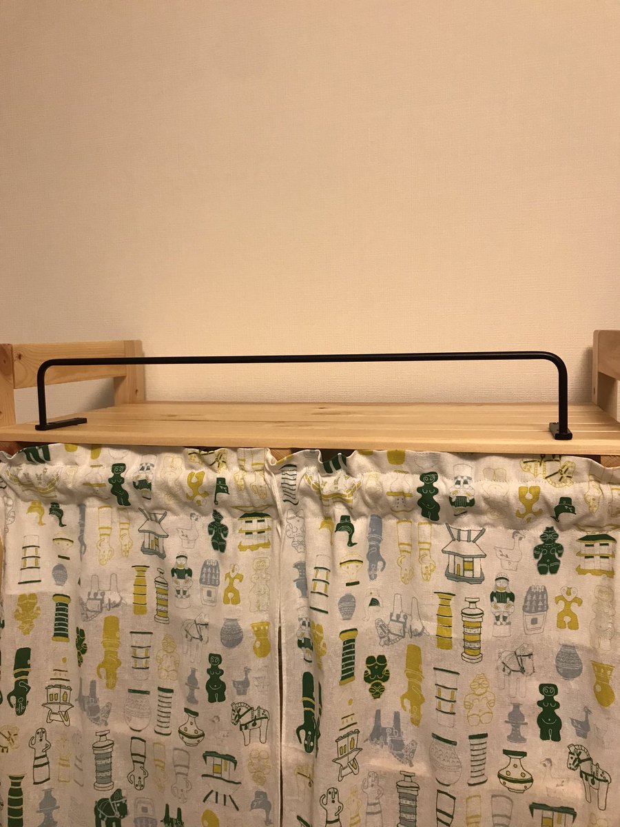 タオル掛けを使って本棚上の耐震改造
これをこうしてこうじゃ 