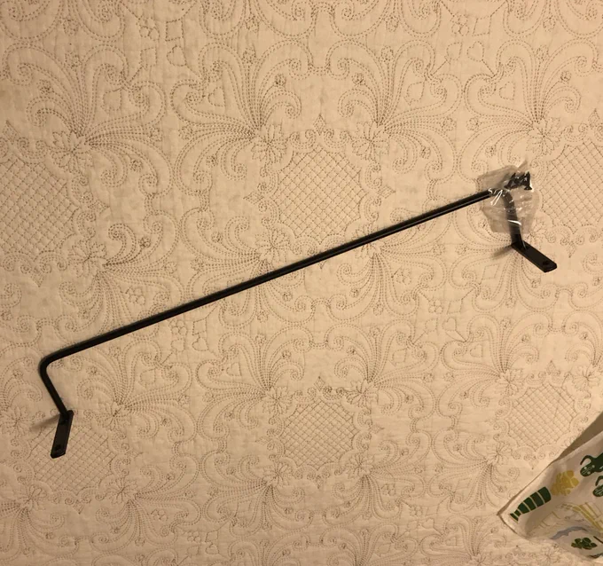 タオル掛けを使って本棚上の耐震改造
これをこうしてこうじゃ 