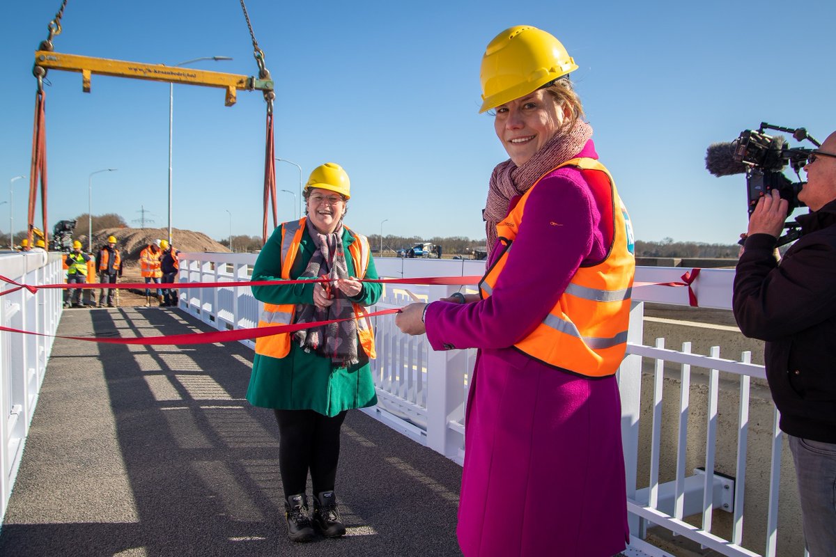 Een voormalig Groningse fietsbrug krijgt een tweede leven in Drenthe over de N34. Een mooi initiatief voor duurzaam hergebruik in de bouw! Vanochtend is de brug geplaatst door gedeputeerden Fleur Gräper-van Koolwijk (Groningen) en Nelleke Vedelaar ➡️ bit.ly/3tngS8P