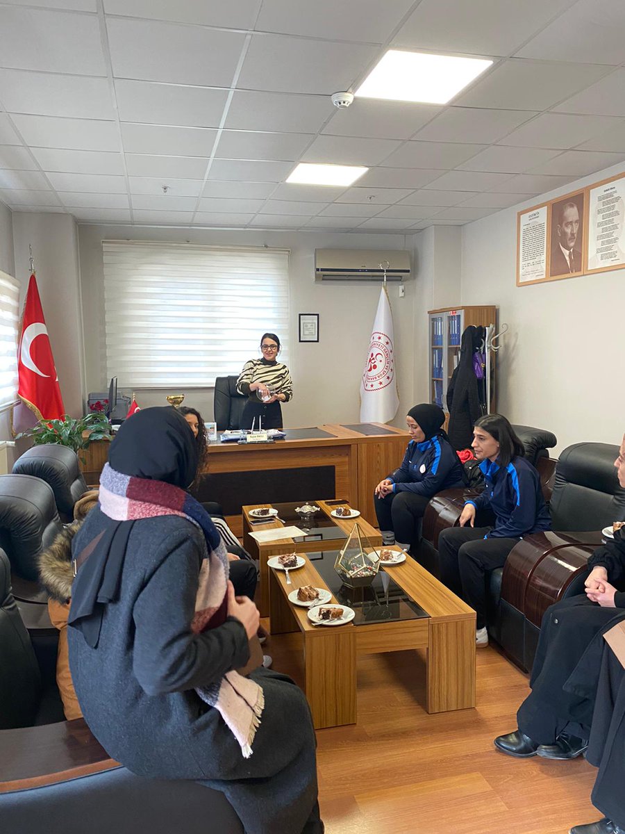MardinKYGM's tweet photo. 📍Mardin Kız Öğrenci Yurt Müdürlüğü

Kadim Şehirler '' Bir Günde Bin Yıl Tarih ve Medeniyet Gezisi '' kuraları Yurt Müdüremiz Yeşim PASLI tarafından çekildi. Seçilen öğrencimiz İlknur EKİNCİ'yi tebrik ederiz.. https://t.co/X4DloPyrUg