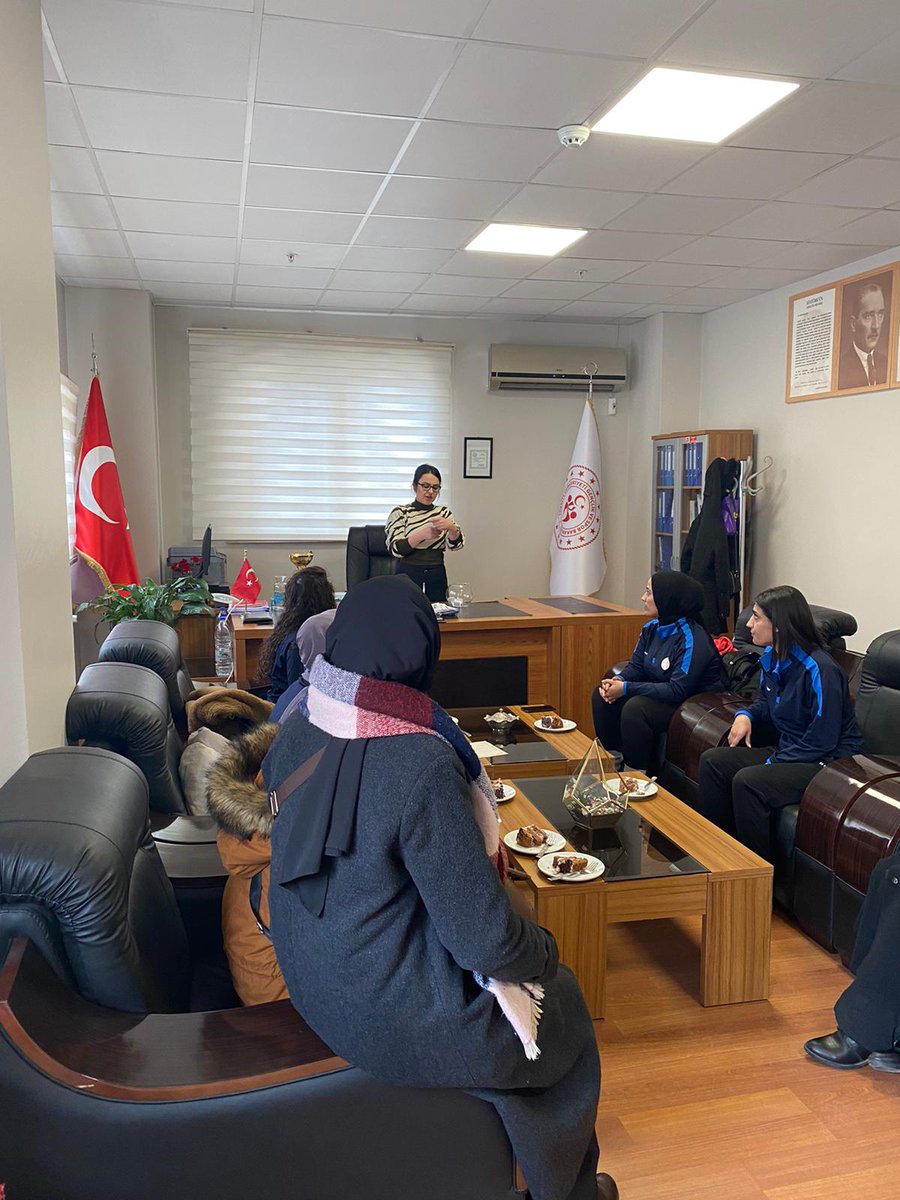 MardinKYGM's tweet photo. 📍Mardin Kız Öğrenci Yurt Müdürlüğü

Kadim Şehirler '' Bir Günde Bin Yıl Tarih ve Medeniyet Gezisi '' kuraları Yurt Müdüremiz Yeşim PASLI tarafından çekildi. Seçilen öğrencimiz İlknur EKİNCİ'yi tebrik ederiz.. https://t.co/X4DloPyrUg