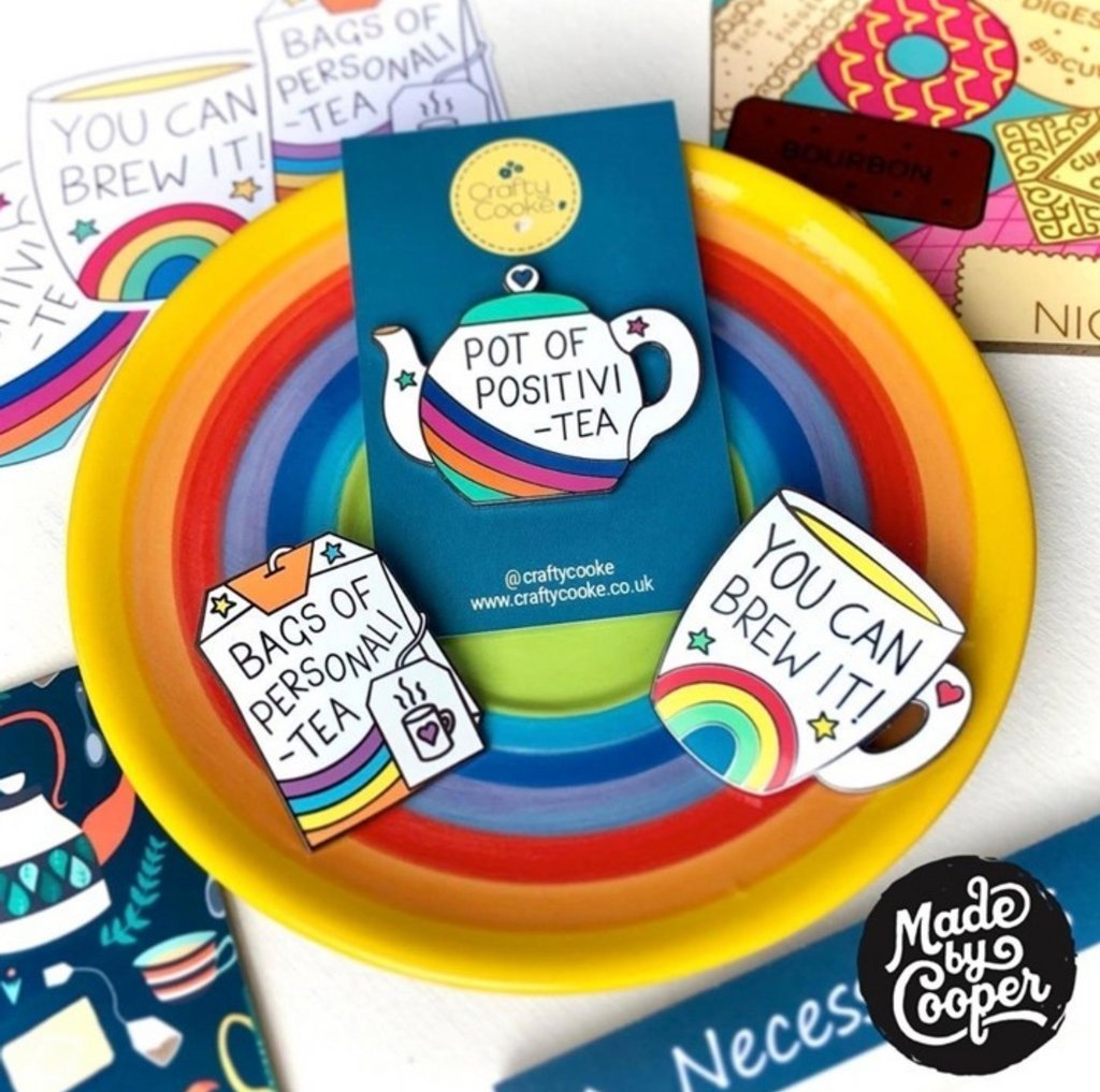 Positivitea badges by <a href="/craftycooke/">Helen Cooke</a> (Instagram) ☕️ ⁠
⁠
Details:⁠
- Hard enamel ⁠
- Iron base ⁠
- Black nickel plating

#pingame #lapelpin #pingamestrong #pins #enamelpin