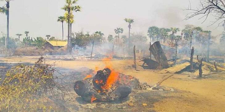 ABirdG_twt's tweet photo. SAC troops set houses on fire in Western BanBweYwarMa village, Yinmarpin Tsp around 9am this morning. #VillagesBurntDownByJunta #2022Mar19Coup #WhatsHappeningInMyanmar https://t.co/LQqiUGZcAI