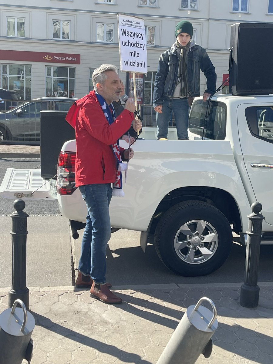 Na demonstracji przeciwko rasizmowi przed kwaterą główną <a href="/Straz_Graniczna/">Straż Graniczna</a> wiceprzewodniczący <a href="/OPZZcentrala/">OPZZ</a> Piotr Ostrowski zapewnia o wsparciu związkowców dla uchodźców i zachęca do wstępowania do związków zawodowych. Solidarność naszą bronią! 💪
 #StopRacism