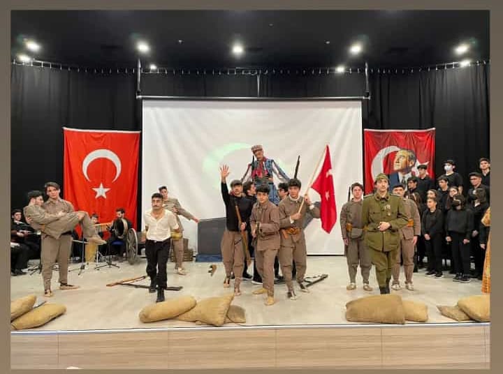 MemYenimahalle's tweet photo. Bir Destanın Kahramanları Olan Şehitlerimizi Minnetle Yâd Ettiğimiz #ÇanakkaleZaferi’mizin 107.Yılı Anma Programı; Kaymakamımız Sn. Türker Çağatay Halim, İlçe MEM Sn. @karahanstk ve İlçe Protokolümüzün Katılımıyla Mustafa Azmi Doğan Anadolu Lisesinin sunumuyla gerçekleşti. https://t.co/334ciqe58v
