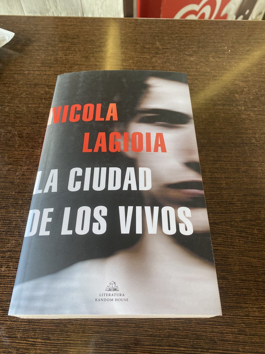 Esta mañana he ido a la librería y me he decidido por este libro. Muchas ganas de empezarlo después de leer tantos comentarios positivos sobre el.