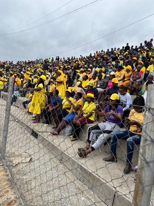 robmuziva's tweet photo. #CCCrally #Sakubva Uncoerced. Unbussed. Unbribed with handouts. Unpertubed by the intimidation. This is #theZimbabweWeWant Famba Nero Famba. @CCCZimbabwe @daddyhope https://t.co/cve7CImhPX