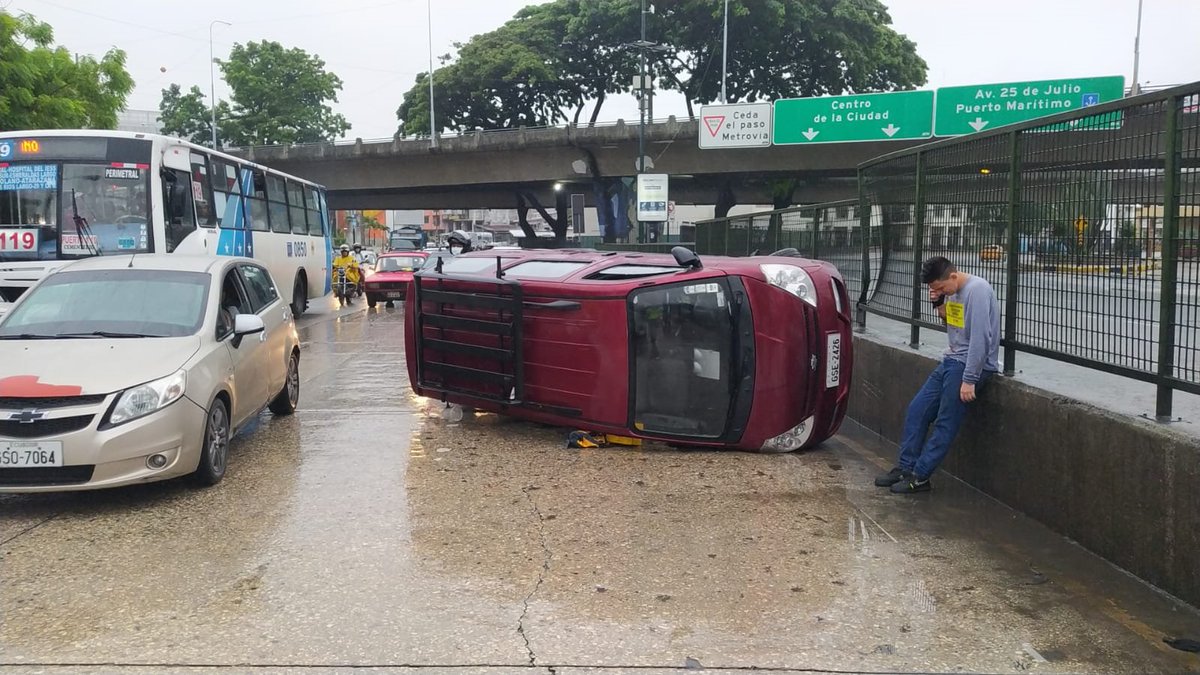 ATM_Transito's tweet photo. #ATMinforma | Se registra un #Siniestro de tránsito en Av. Quito y Julián Coronel.

Conduzca siempre con atención, respetando las señales de tránsito.

Foto: #CámaraDeAgentesATM https://t.co/H9ckEHXRfW