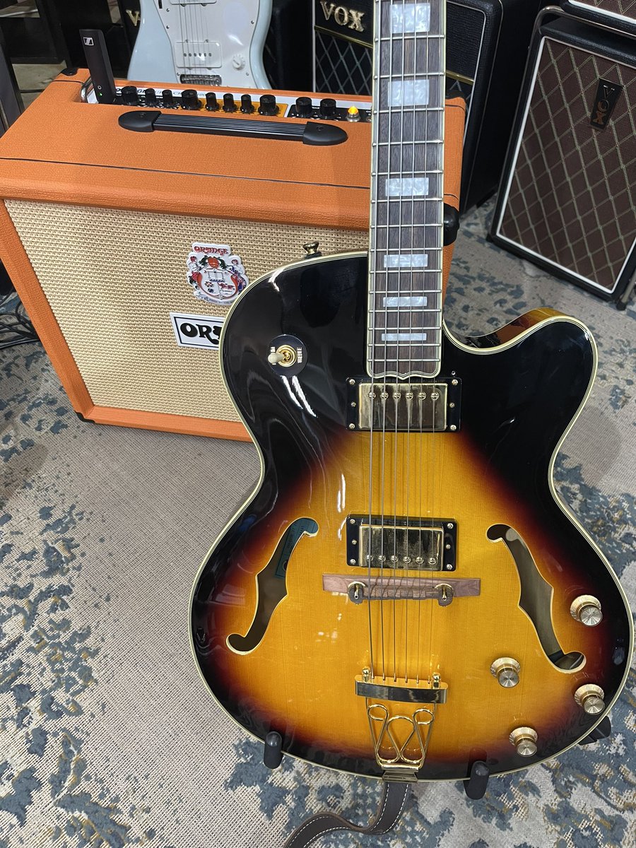 BillyMonama's tweet photo. Earlier this morning pre recorded interview on @DrumPIPOnetwork , thank you for the invitation. Will share the link soon.
@OrangeAmps #orangeampssupercrush100, @epiphone @gibsonguitar #joepassemperoriipro @SennheiserUSA #xswirelessdigital @ElixirStrings #polywebstrings https://t.co/SxfOcuWQ8w