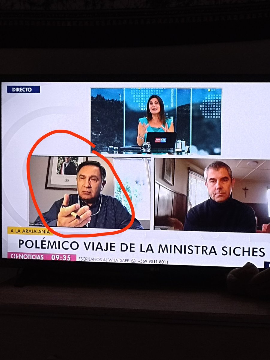 JanyPardoM's tweet photo. Quien es este señor q tiene una foto de Piñera aún!??? El ya no es presidente @CHVNoticias #CHVNoticias https://t.co/FddjlOsa68