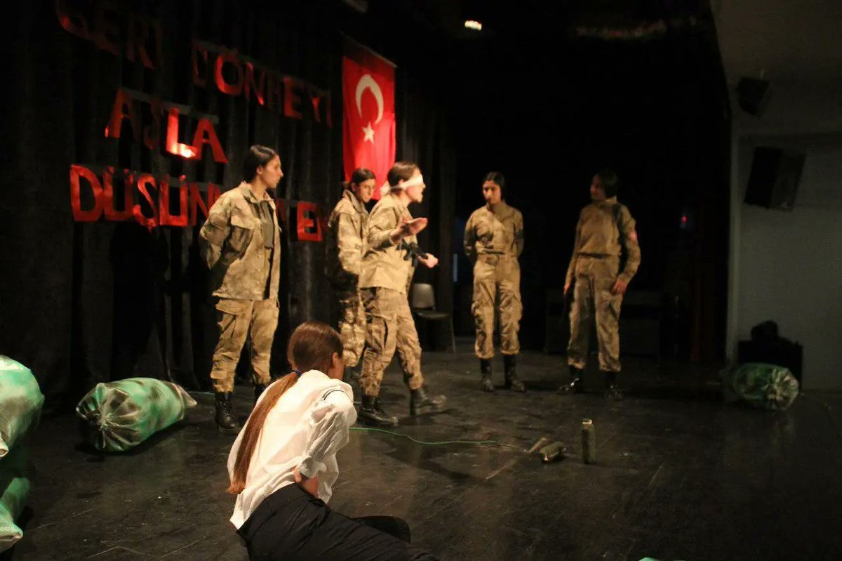18 Mart Çanakkale zaferi anma törenleri kapsamnda ilçe programnı hazrlamak bizm için onurdu. Bu bağlamda profesyonel tiyatro gösterilerni aratmayacak bir biçimde rollerini iyi oynayarak tiyatro çalışmamzda görev alan, öğrencilerimzle gurur duyduk. Şehitlerimizi minnetle anıyoruz