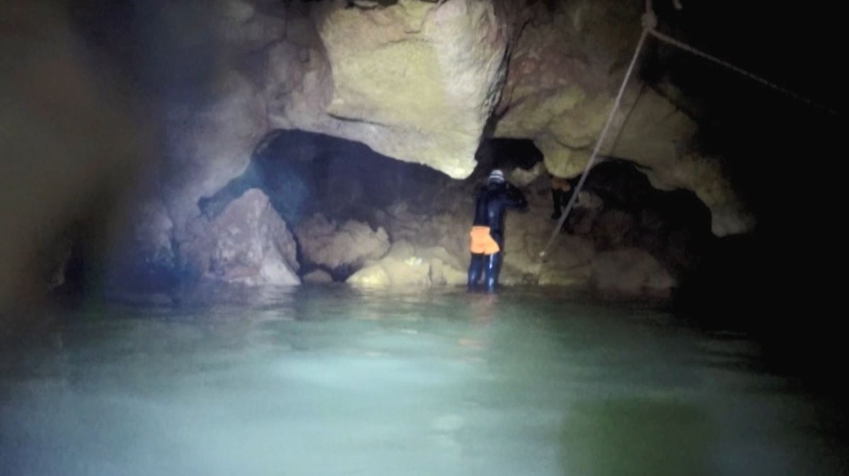 Una cova amb llac subterrani, amagada sota un pàrquing al centre de Tarragona bit.ly/3u7K4A0