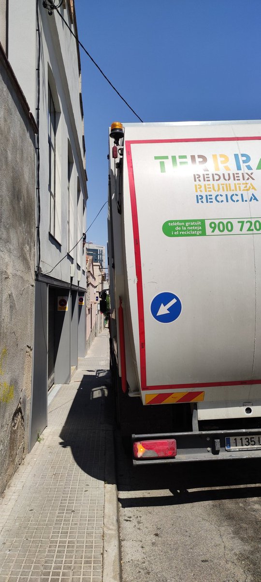 AlexPerez2001's tweet photo. @ajterrassa @jordi_ballart @MonTerrassa Al respecte de l estretor al carrer Gasòmetre s han fet instàncies sense resposta. Ens han traslladat a aquests carrers estrets les deixalleries a les portes. Molt enfadats i insegurs a les voreres. Cal fer una actuació urgent al respecte. https://t.co/qsnpSG2cgZ