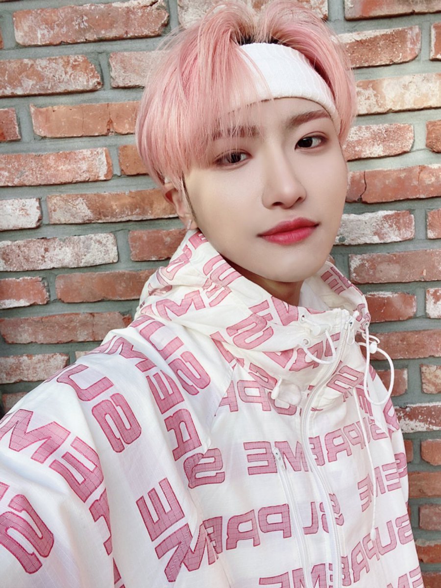 ddeonghaw's tweet photo. ay yo! your pinky boy is here to color your weekend in pink. been keeping these pictures for too long and i think now it’s the right time to post. have a great weekend, everyone.💕 https://t.co/17VXqFiBEd