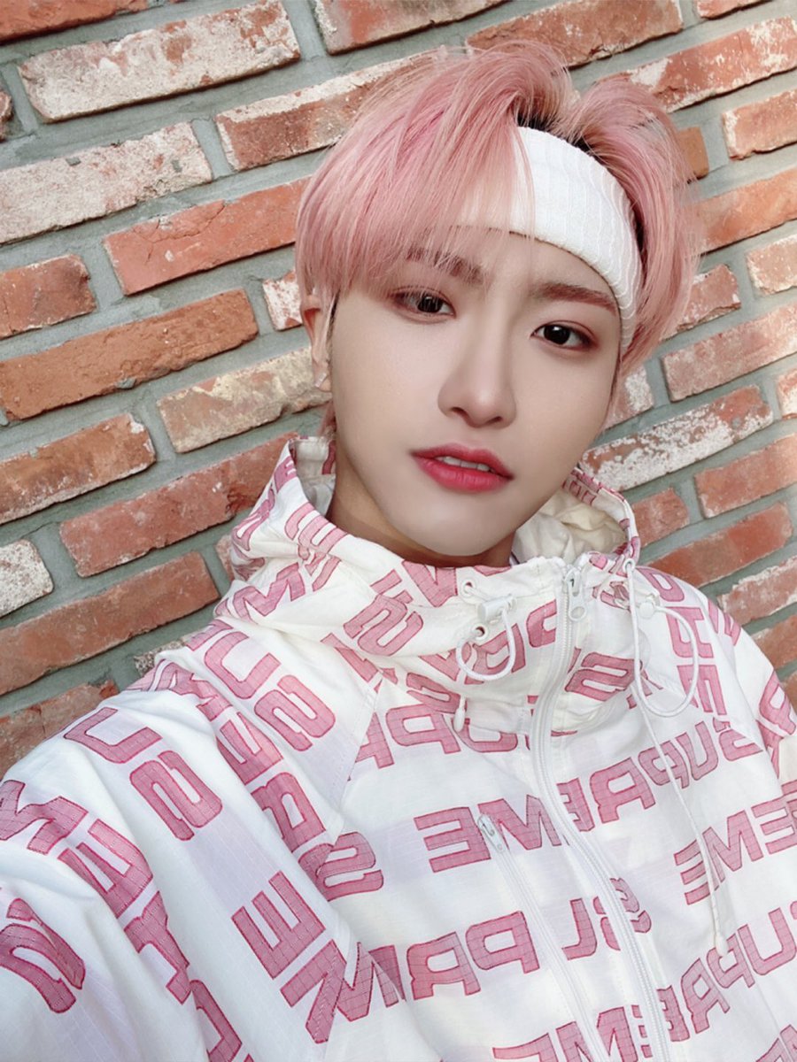 ddeonghaw's tweet photo. ay yo! your pinky boy is here to color your weekend in pink. been keeping these pictures for too long and i think now it’s the right time to post. have a great weekend, everyone.💕 https://t.co/17VXqFiBEd