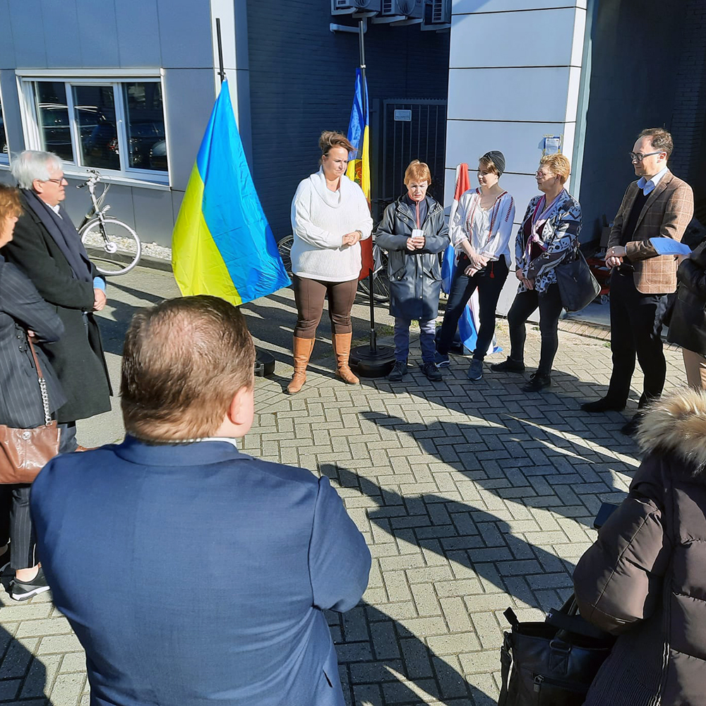 RotaryVL's tweet photo. 💙💛 Op de laatste dag van de inzamelingsactie voor Oekraïense vluchtelingen in Moldavië is er een persmoment met gemeente en ambassade. #norocolanda @LionsVSN #Oekranie #voorschoten #leidschendam #degoudenleeuw https://t.co/JZLgQLGWpw