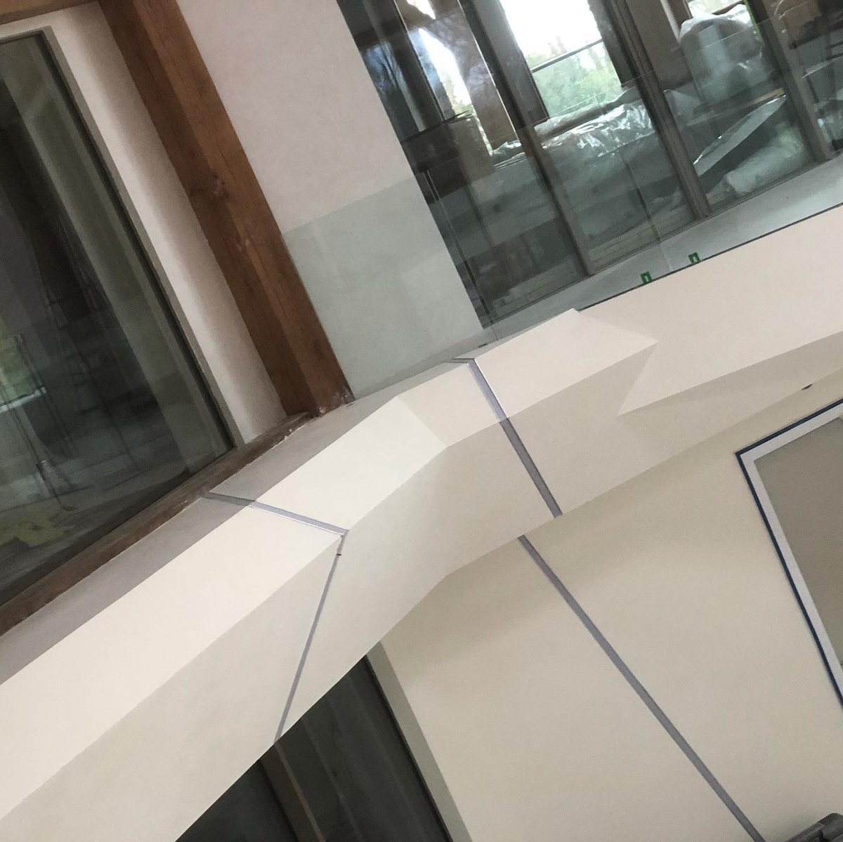 plastercentre's tweet photo. Luxury Venetian plaster infills between oak beams 👌 #venetianplaster #polishedplaster #interiordesign #architecture https://t.co/h7aY79CYfK