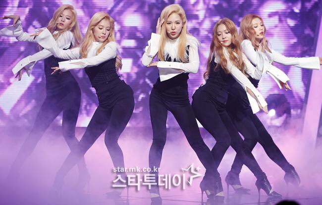 sbsyoungstreet's tweet photo. red velvet's first stage performances as 5 members with kim yerim 🥺💜

7 YEARS SHINING ON STAGE 
#7MagicYearsWithYeri https://t.co/Au688xytKZ
