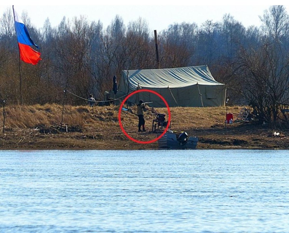 RimantasUK's tweet photo. In between Kaliningrad(Russia) and Lithuanian border separated by small river, Russians raise their flag and start shooting middle of the day.. Escalating tension or just drunk Russian villager?🤔

#Lithuania 
#Ukraine 
#Russia https://t.co/zRUSKHs5ab