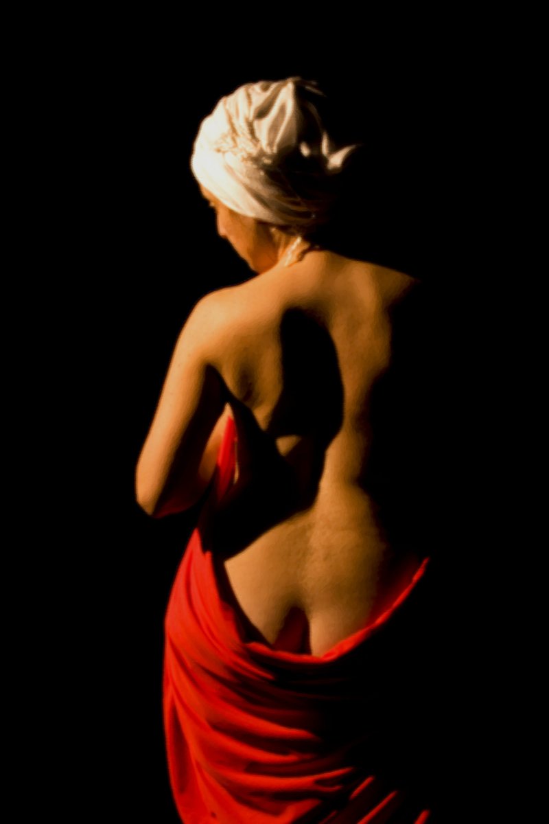 Hace unos años tenía un estudio con otros fotógrafos e hice una serie de autoretratos, esta foto es una de ellas, y me encanta porque parece un cuadro, al fin y al cabo fotografiar es pintar con luz.