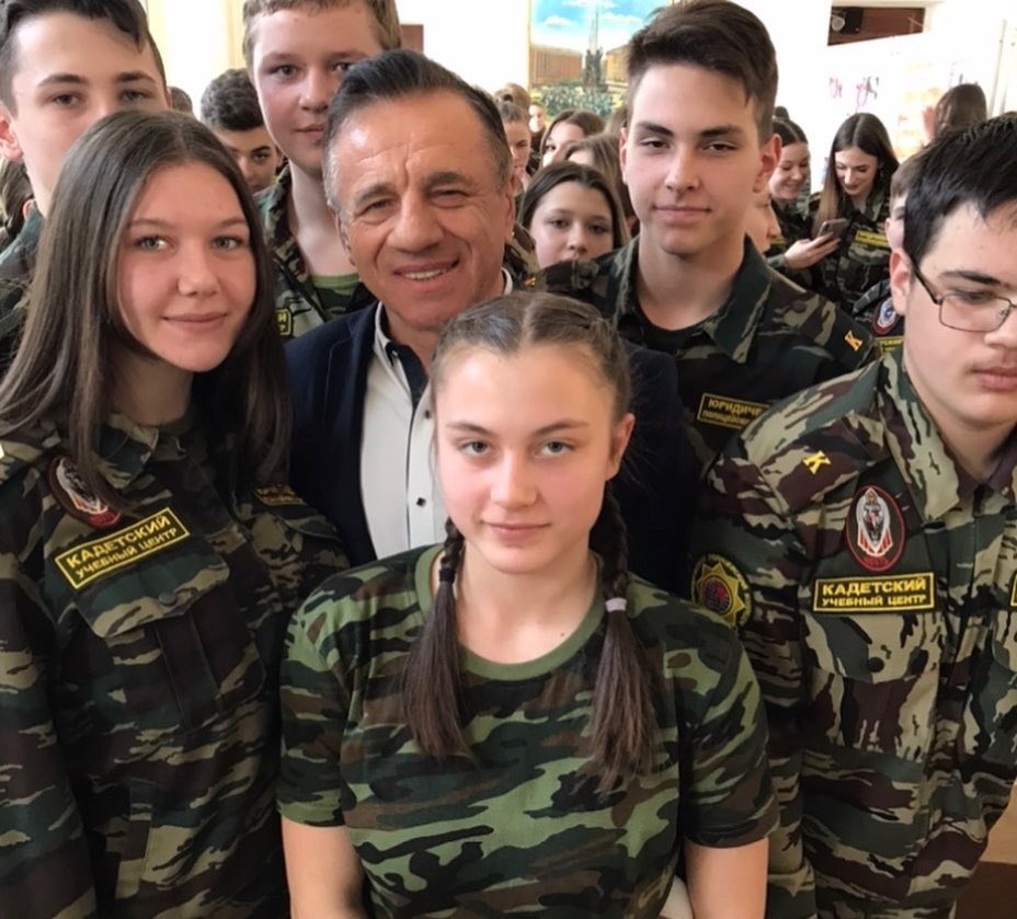 #Донбасс В юридическом полицейском колледже провёл на «УРА» урок патриотики для студентов в поддержку военной спецоперации на Украине : Россия , память сберегая Победы дедов и отцов , Всю боль Донбасса принимая И от нацизма мир спасая , Послала в бой своих сынов …
