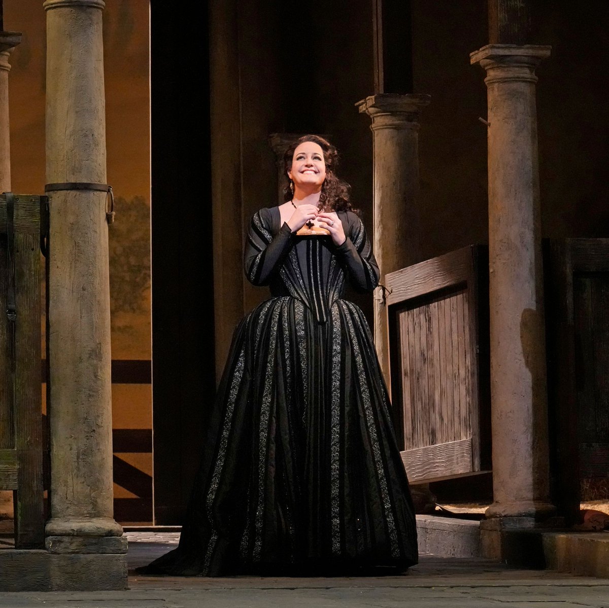 MetOpera's tweet photo. TICKET ALERT: $25 rush tickets for this afternoon’s performance of Handel’s Rodelinda are on sale now, subject to availability.

Learn more: https://t.co/4bONEZ7f4S

📸 Ken Howard / Met Opera https://t.co/7cgAZ0I9we