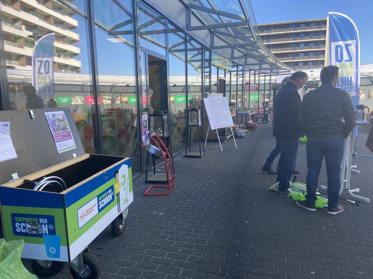 MarchienB's tweet photo. Prima combinatie: opschonen in je hoofd  én in je buurt. We zijn weer aan de slag! #opschoonden @EHwijk @GemeenteEmmen #supportervanschoon @Omdenken https://t.co/vpBUQYQV7p
