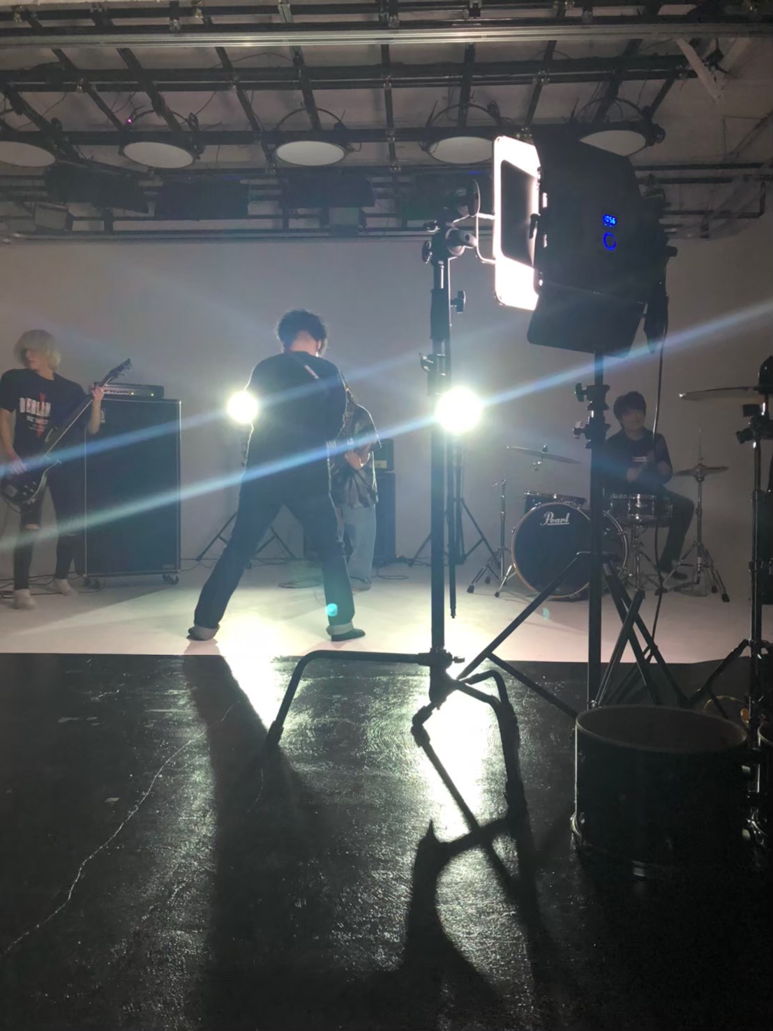 板歯目 卒業式前日の初ワンマンライブ Youtubeにてアーカイブ公開中 板歯目youtube Channelに 板歯目初ワンマンライブ生配信アーカイブ 沈む Music Video ラブソングはいらない Music Video 公開されてます それぞれ全然違う雰囲気の