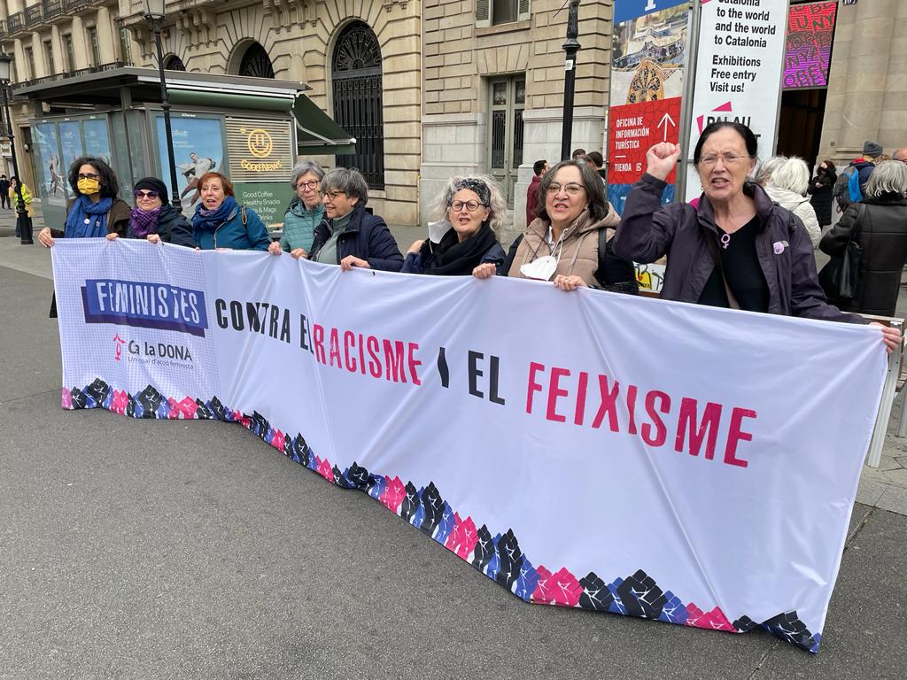lassociaciodsr's tweet photo. Presents a la manifestació convocada per @UCFRcat, en el marc de la jornada #WorldAgainstRacism.

#RegularitzacioJa
#DretsPerATotes
#RegularizacionYa
#StopVOX

✊🏾💜 Feministes contra el racisme i el feixisme! @caladona https://t.co/5hjQfvSrBI