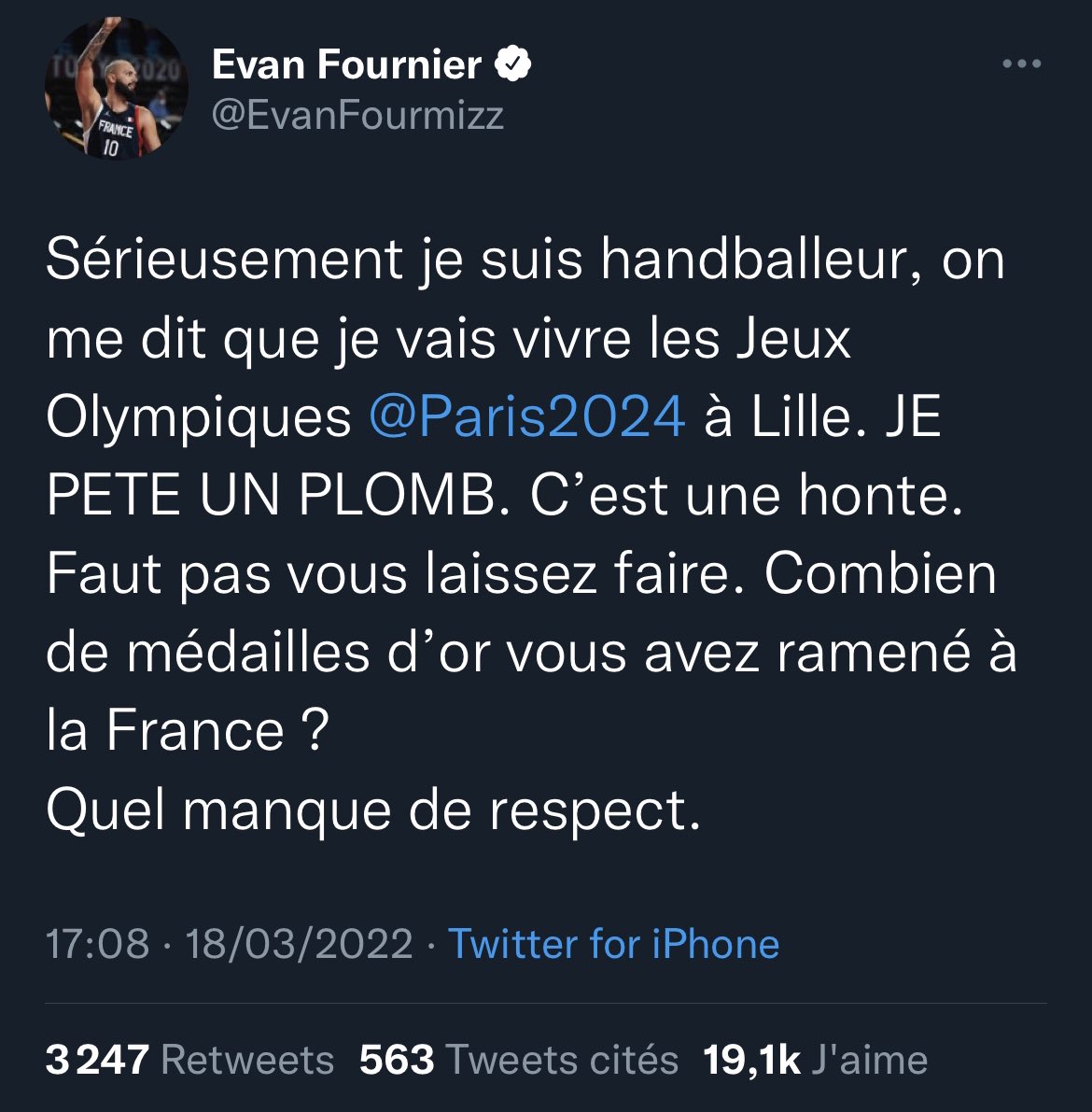 TopDesTwittos's tweet image. Pendant ce temps sur Twitter