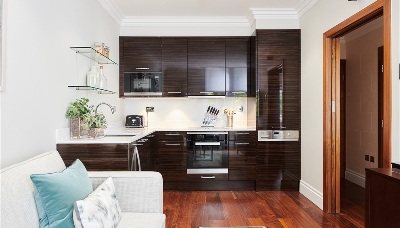 AmberandColtd's tweet photo. A luxury one bedroom, one bathroom, 315 sqft second-floor apartment within this stunning Grade II listed building with access to the beautiful private garden square. https://t.co/qmOpKYSAJh