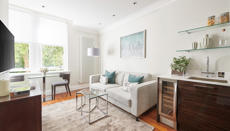AmberandColtd's tweet photo. A luxury one bedroom, one bathroom, 315 sqft second-floor apartment within this stunning Grade II listed building with access to the beautiful private garden square. https://t.co/qmOpKYSAJh