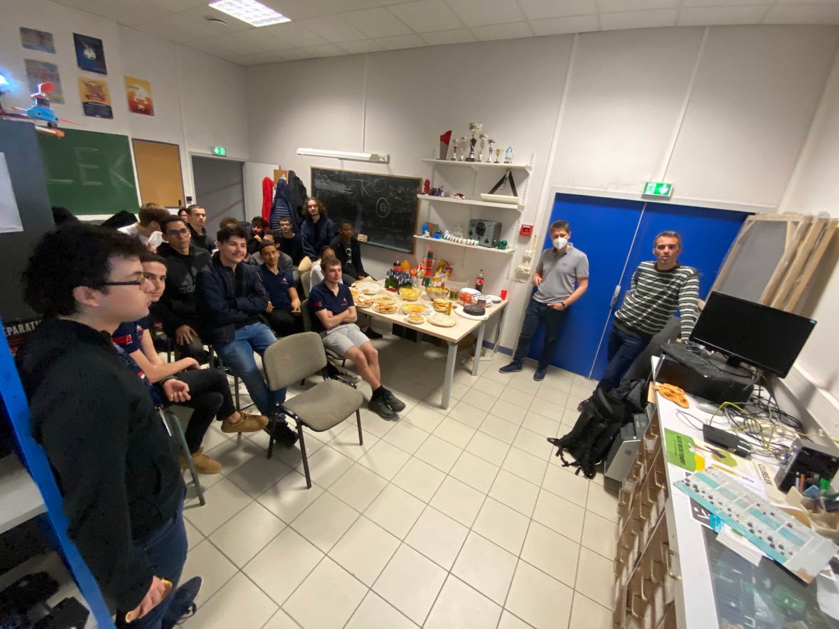 ⚡Mercredi soir, l'équipe d'Alstom est venue nous rendre visite au club !
Au programme : Présentation aux étudiants des activités chez Alstom avec un focus sur la conception et le suivi produit. et présentation de nos différents projets avec bien entendu une démo Tesla à la clé !